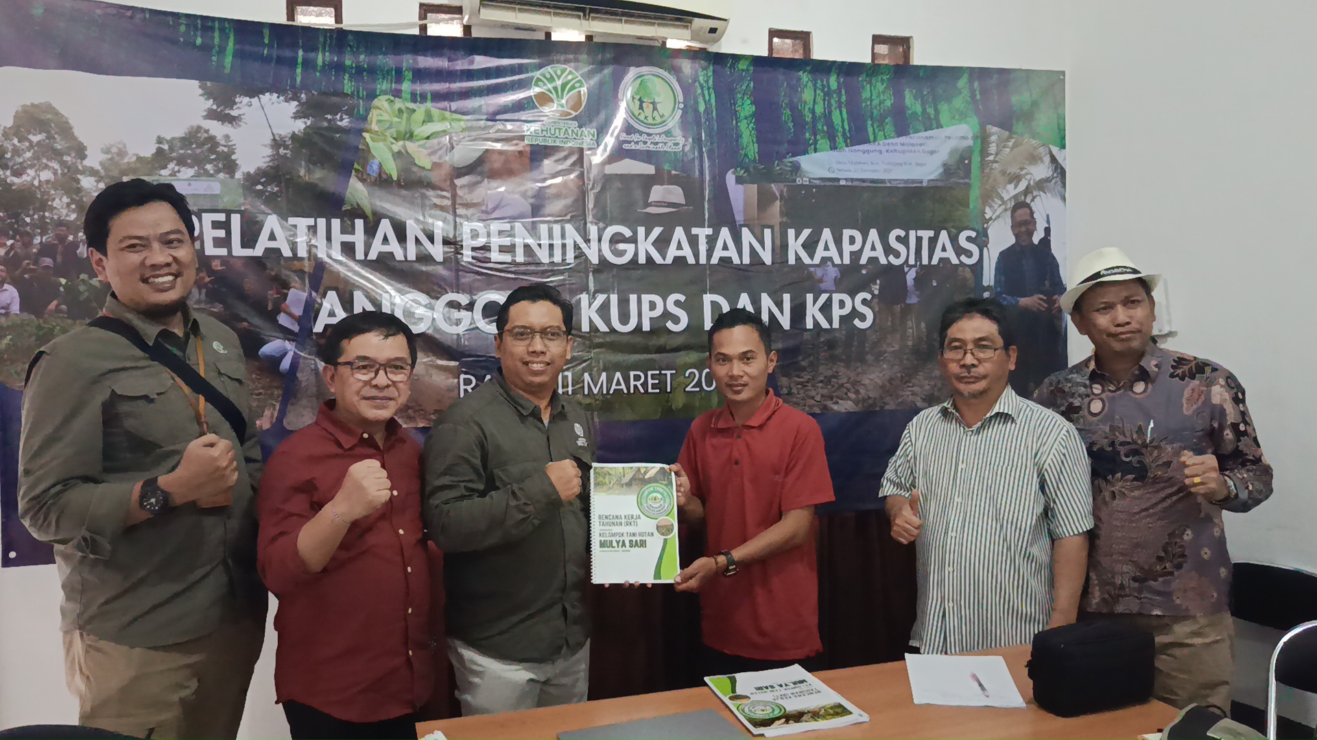 Penyerahan dokumen RKPS dari KTH Mulysari Desa Cilangkap Kab. Lebak Banten kepada Kepala Balai PS Bogor